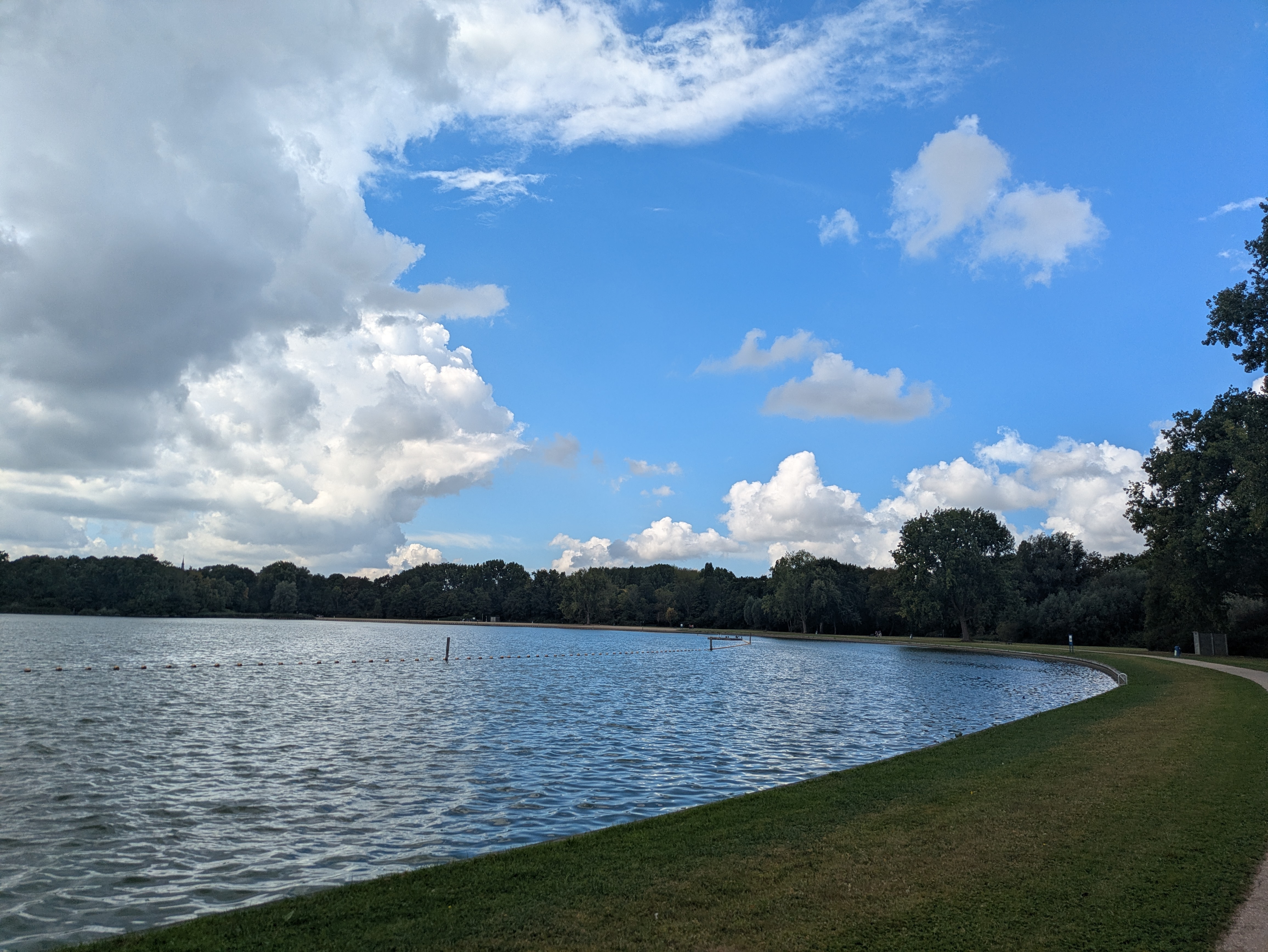 picture of a pretty lake