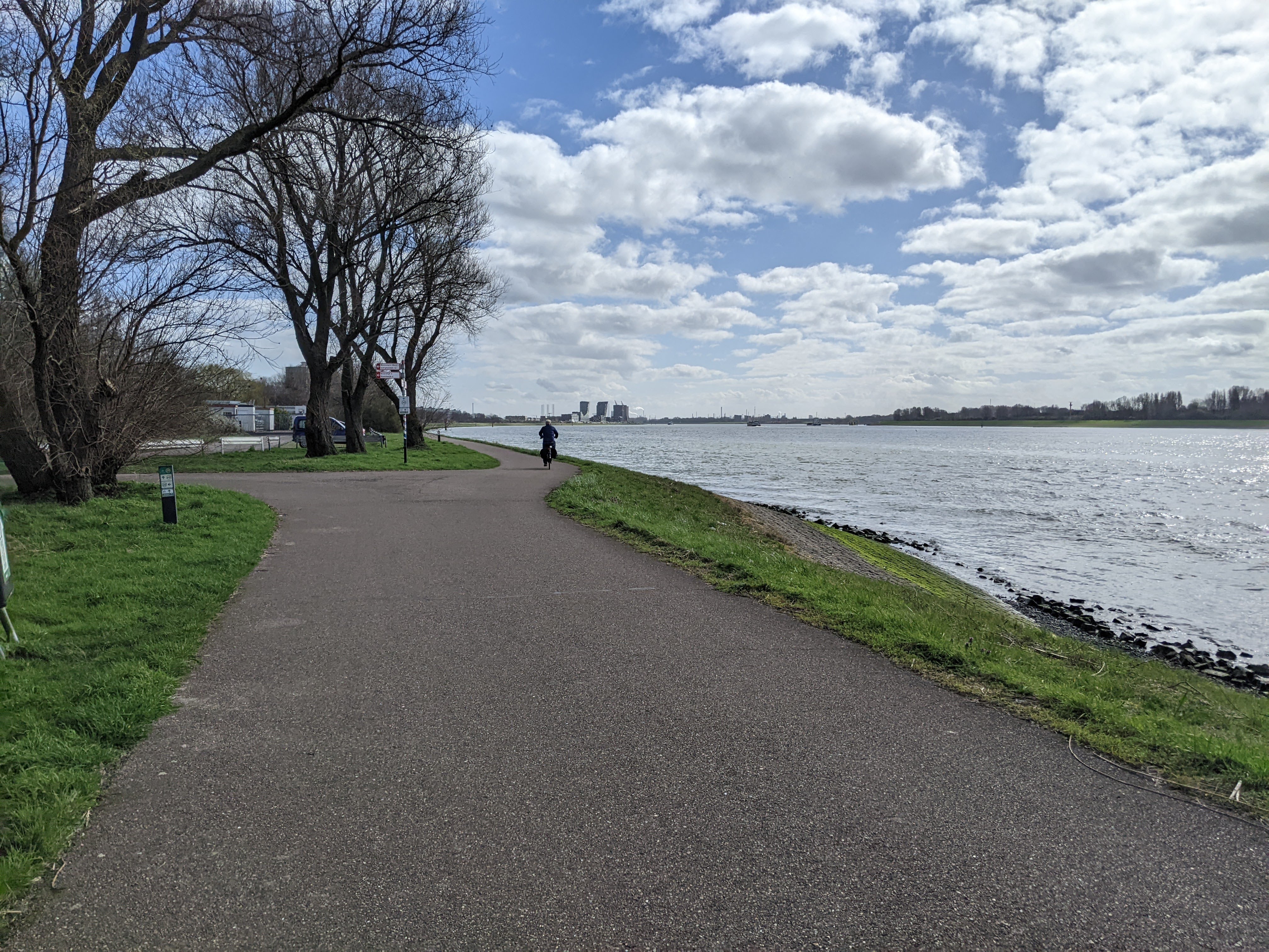Maas, picture taken toward Rotterdam