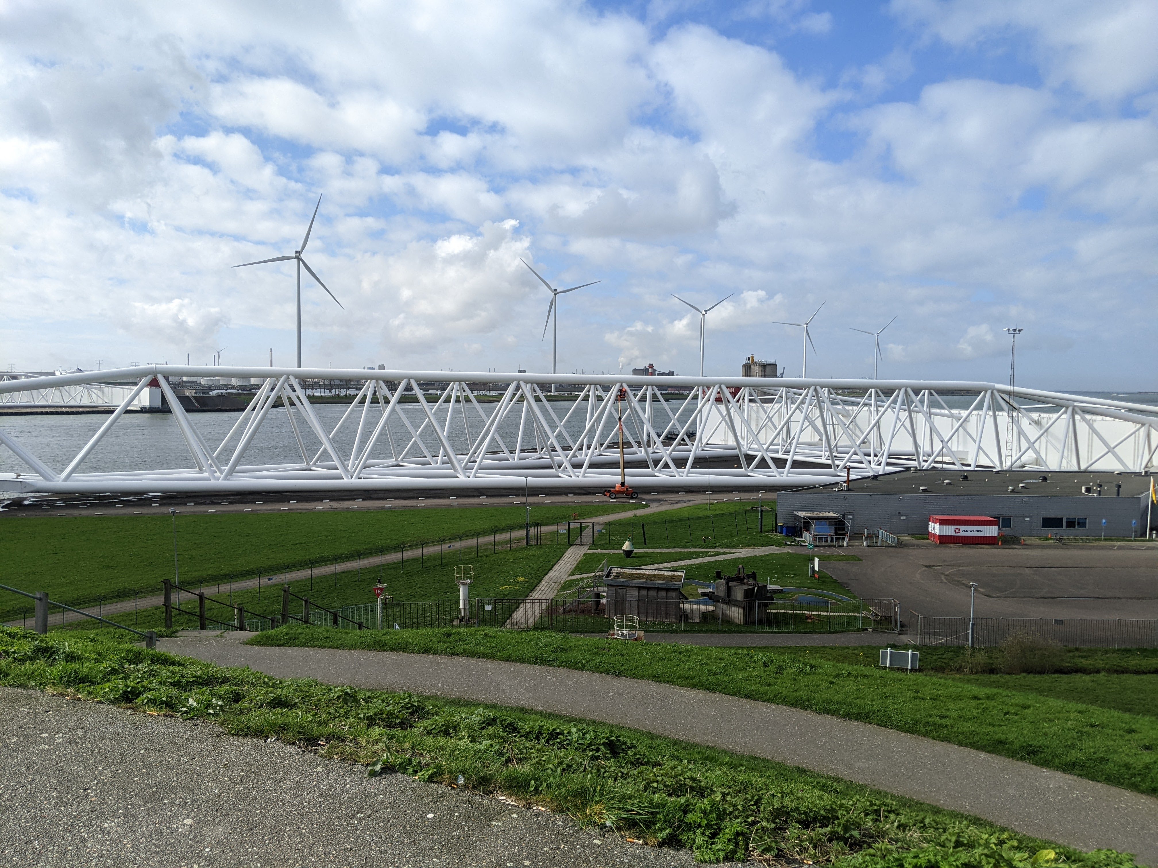 Closer view of part of the maeslantkering