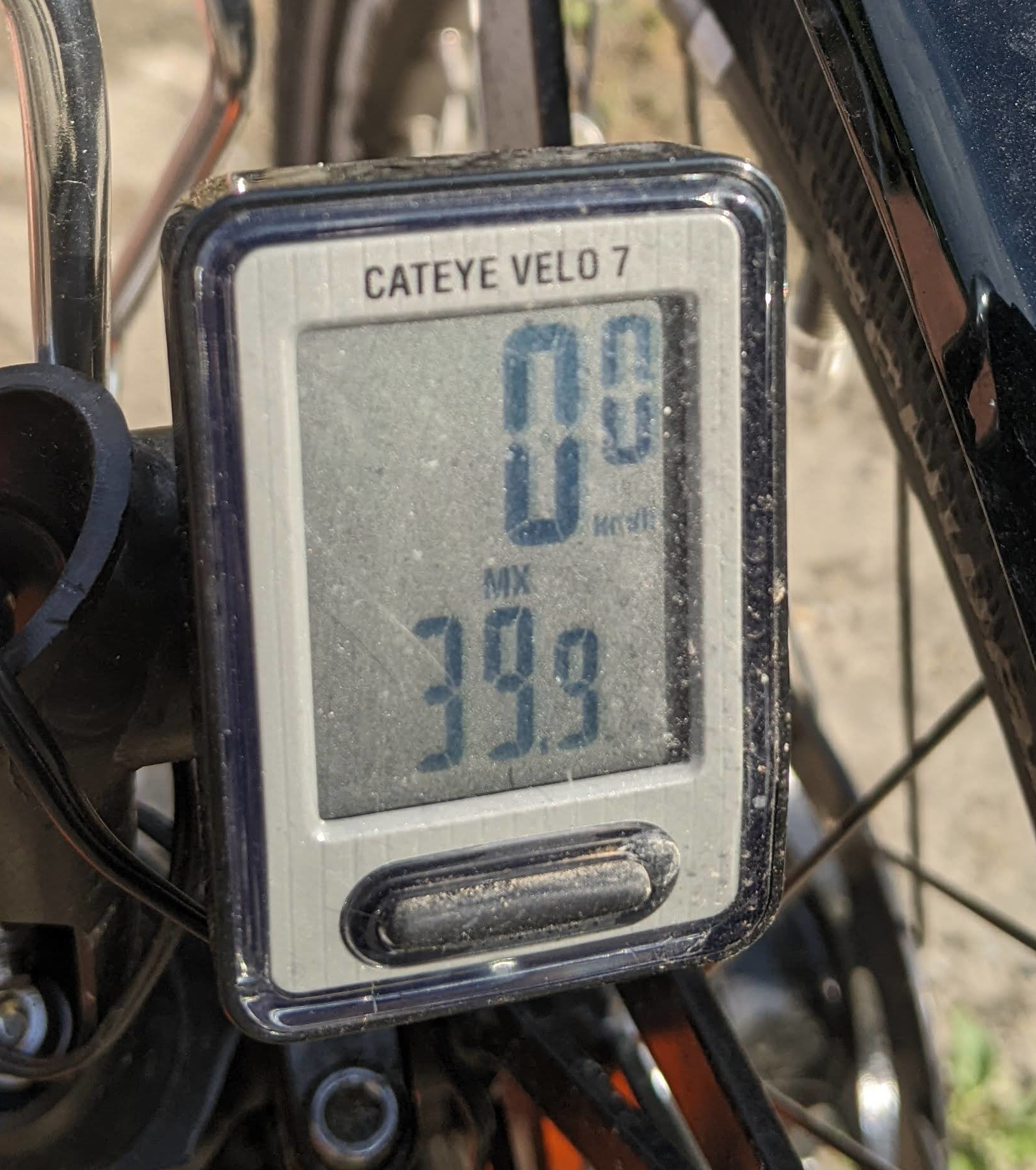 bike computer showing 39.9 km/h