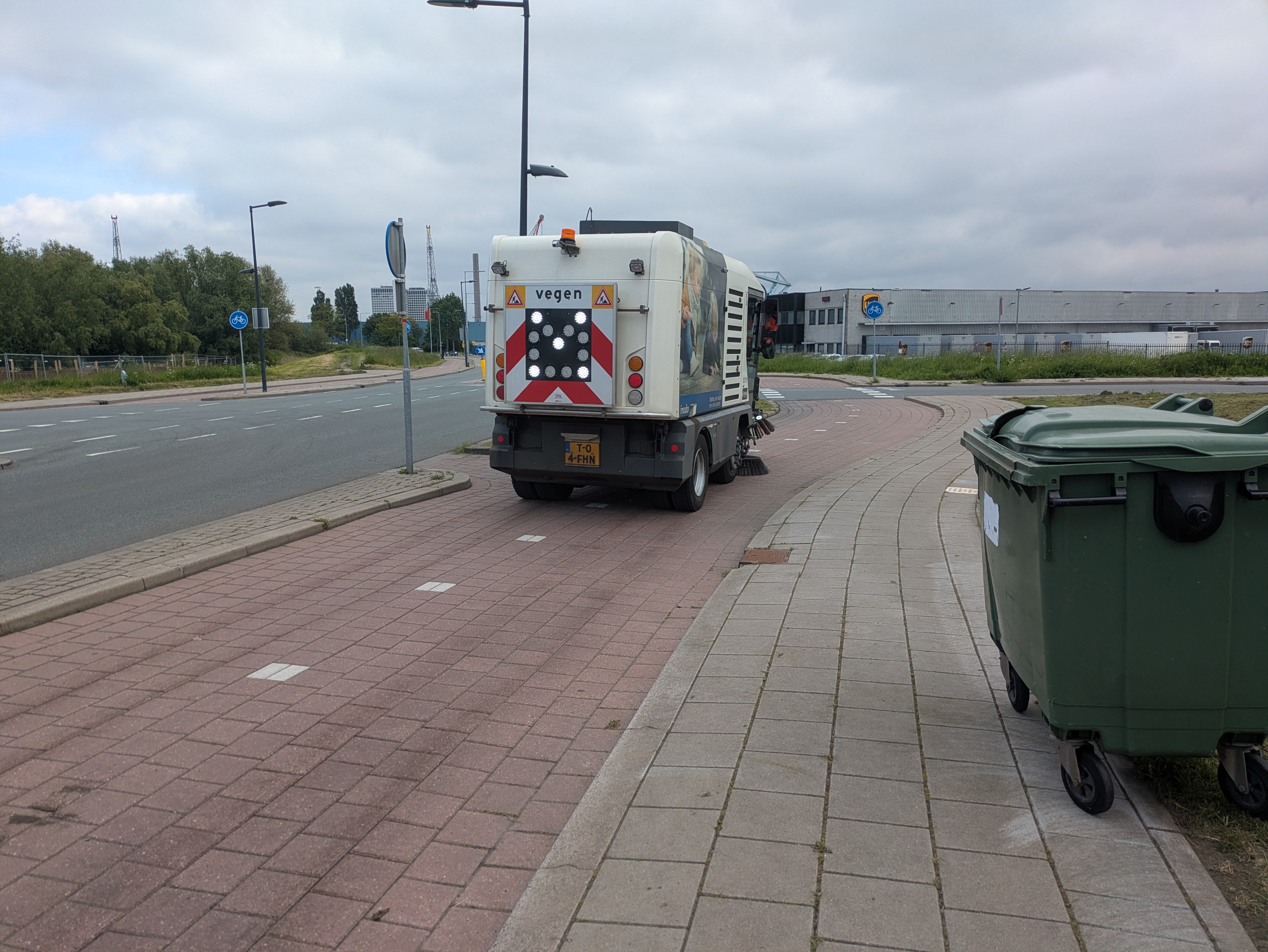 street sweeper on a fietspad